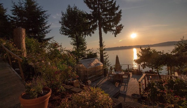 Mukilteo Bluff Apartment with 155 degree Sound and Mountain view.