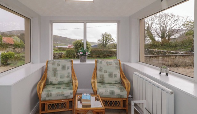 MULROY COTTAGE, family friendly, with open fire in Downings
