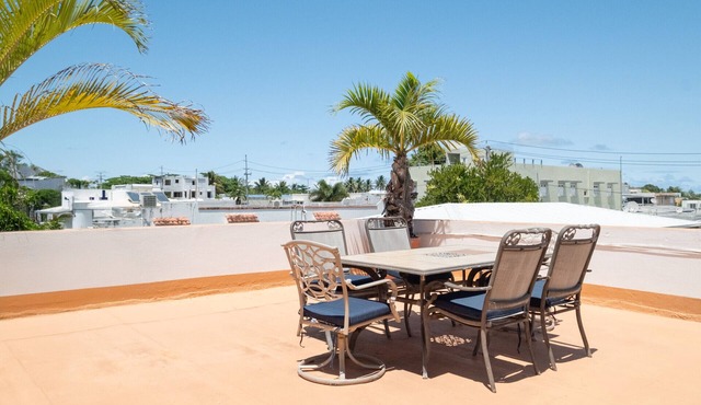 Multi-unit beachside complex for up to 12 guests!