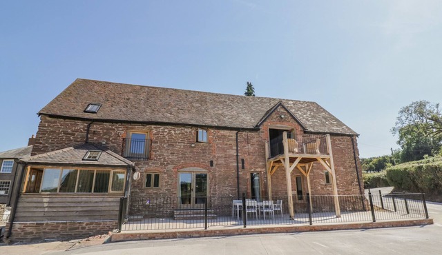 MUNDERFIELD MILL, pet friendly, with open fire in Bishop's Frome