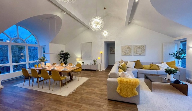 Munich penthouse with roof terrace, kitchen and parking space in the Moosach district