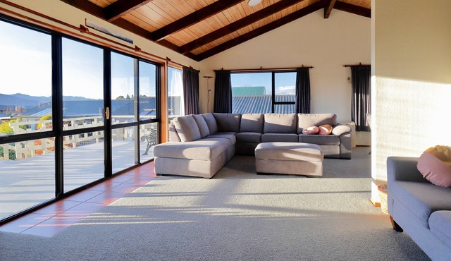 MURCHISON MOUNT VIEW - TE ANAU HOLIDAY HOME, with a garden in Te Anau