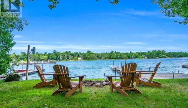 Muskoka Honey Harbour Private Lake Front with Hot Tub!