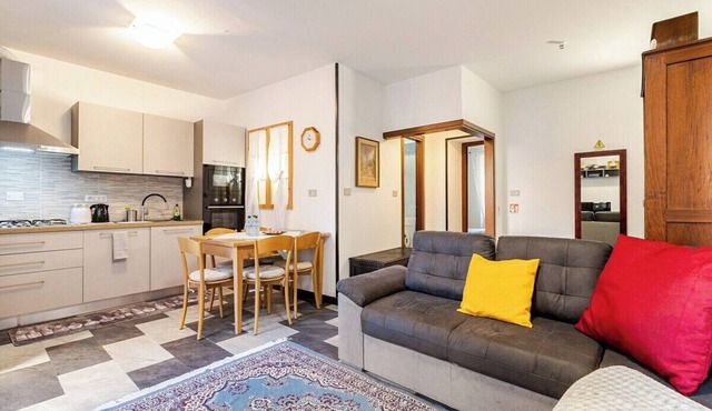 MV - Three-room apartment, covered garage 15 minutes from downtown