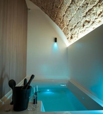 Myra Bari Bed & Spa