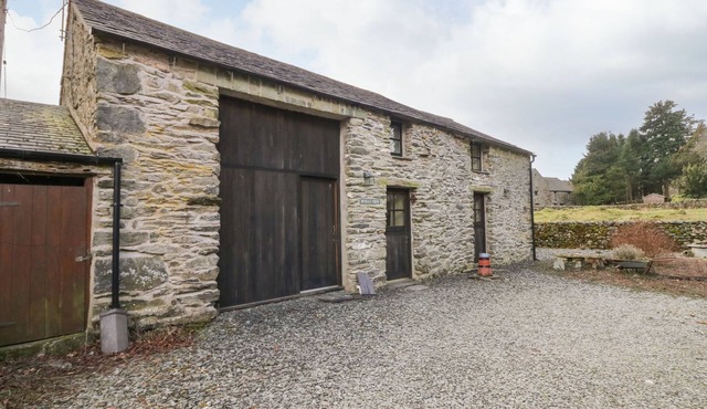 MYRA'S VIEW, romantic, character holiday cottage in Newby Bridge