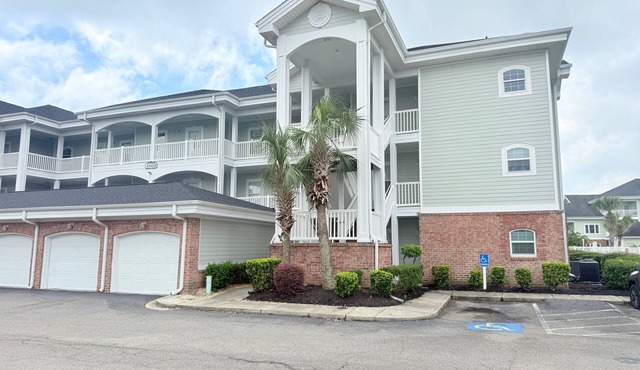 Myrtle Beach 2 Br Condo, Pool View,1 mile to beach, Close to Dining and Shopping