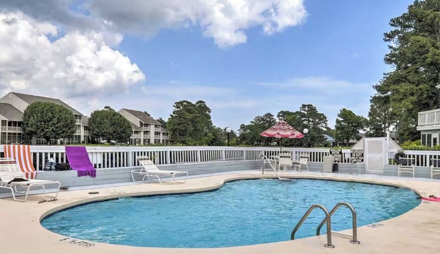 Myrtle Beach Area: Poolside, 3.5 miles to beach, new kitchen, quiet, one level