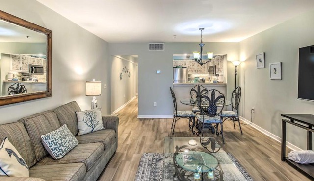 Myrtle Beach Condo with Pool Less Than half Mi to Beach!