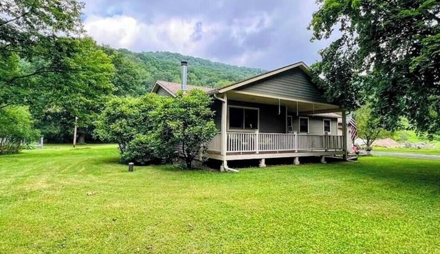 nA peaceful riverside getaway in the heart of Roscoe.