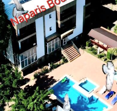 Naparis Boutique