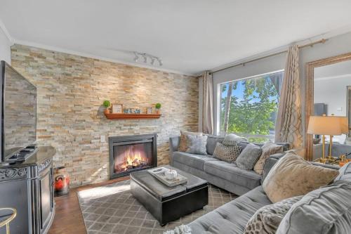 Nash Riverfront Condo, Sleeps 6, Walk to Broadway