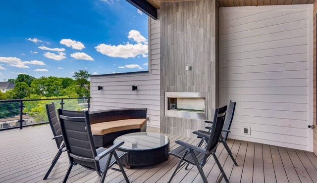 Nashville Near Broadway! Hilltop Deck. Sleeps 8