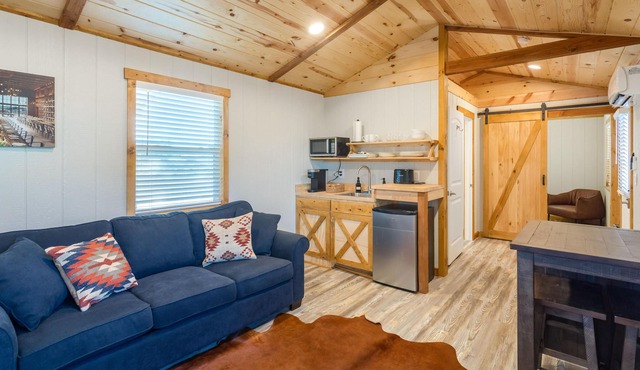 Native Falls Cabin (1BR Rustic) - Lakeview 1 bedroom, 1 bath Rustic Cabin