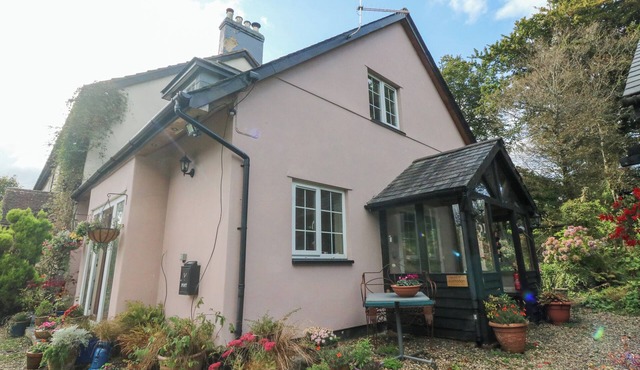 NATTADEN @ FOURWINDS, pet friendly, with a garden in Okehampton