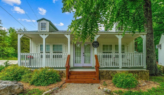 Nature-Focused Getaway | Creekside Studio w/Modern Comforts & Free Ticket Perks!