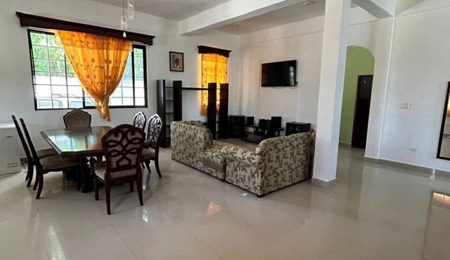 Nature view in a quiet urban neighborhood 1-bedroom house with WiFi and AC