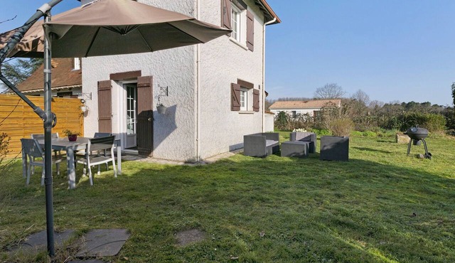 Naturma Cottage: Holiday Home with Wi-Fi and Pool near Montpon-Ménestérol