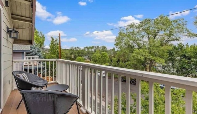 NAU/DT | Elevated 2 bdrm | AC | Dog Friendly | Sleeps 6