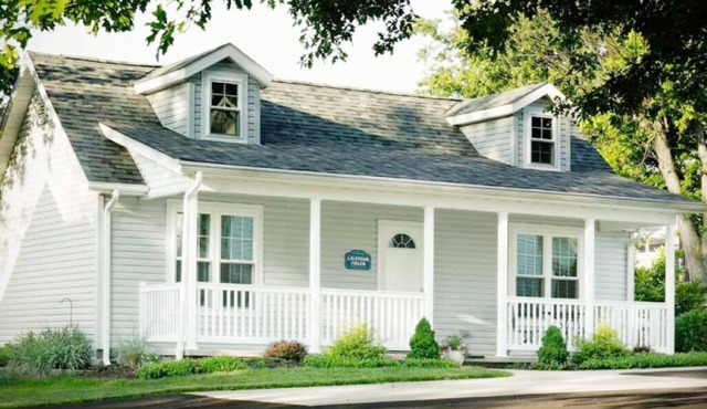 Nautical Dreams Cottage/with Jacuzzi/walk to Main St Berlin