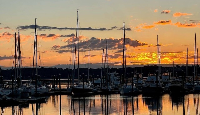 Nautical, romantic suite w/deck overlooking Warwick Neck Cove, pet-friendly!