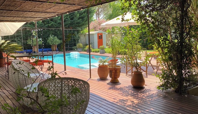 Near Avignon, AdriAnna Guest House with a private heated pool