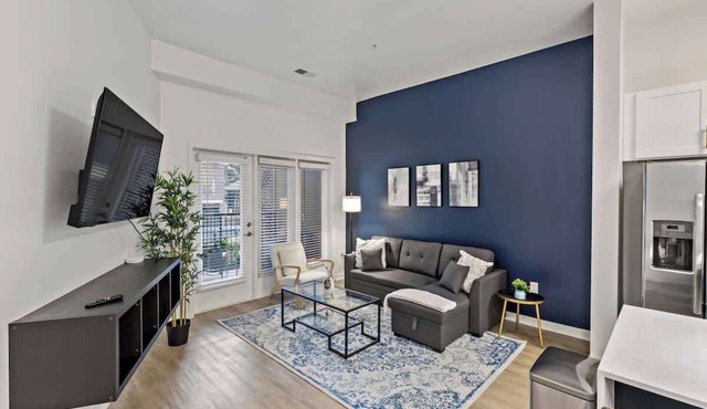 Near CPCC & light Rail | Pool, Gym, W/D & Parking