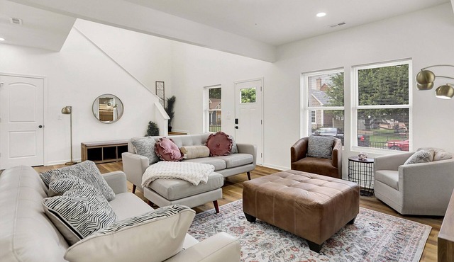 Near Downtown Chic & Spacious 4BD + 2 Car garage