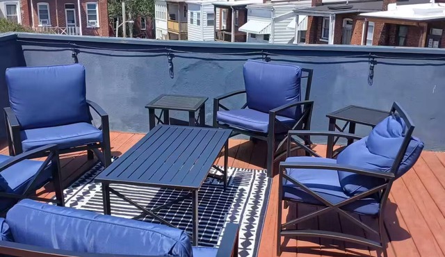 Near Downtown Large 3 bdm apt 2 balconies parking