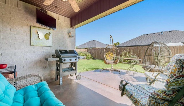 Near Hiking & Biking: Convenient Home in Rogers!