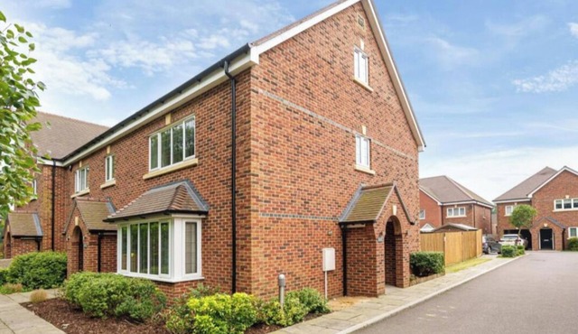 Near London & Guildford 3 Bed 3 Bath house. Families, contractors & short stays