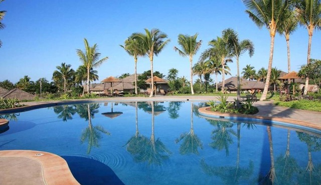 Near Pauoa Bay Sunny Kulalani Getaway w/Lanai, Pools & Amenities Galore