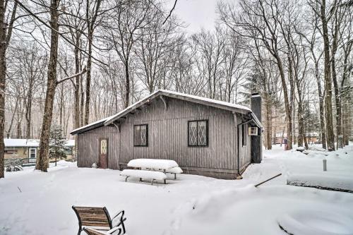 Near Skiing: Pocono Lake Cabin w/Screened Patio