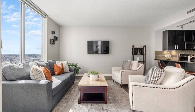 Near Stampede/BMO Centre w Prkg & Gym (+18)