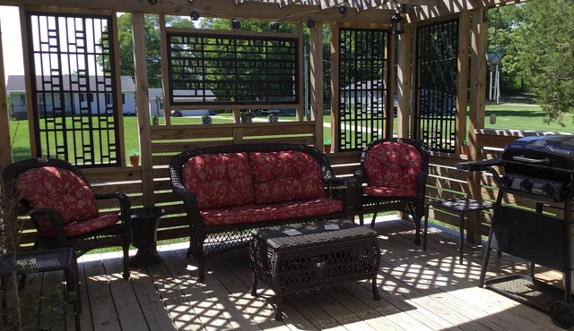 Near State park & Forest. Close to river for boating. Stay…Anchored Inn