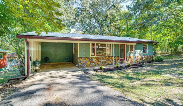 Near State Park & Spring River: Family Gem w/Yard