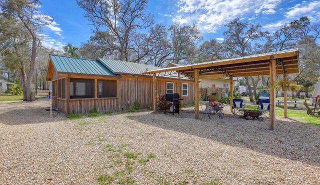 Near Steinhatchee River: Studio w/Screened Porch!