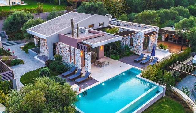 Near to Beach & Chania City/Private Pool/Gym/Games Room with Billiard