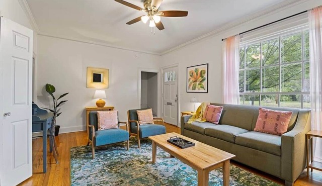 Near University & Dining- Garden District Dwelling