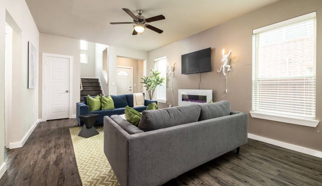 Near UNT + Downtown Square - Spacious Group Stay