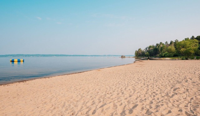 Near wineries, golf and horse show! Grand Traverse Bay beach 300' from condo!n