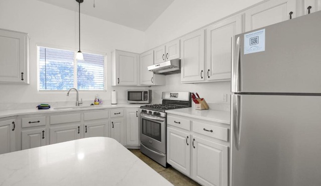 Near Zion Remodeled 4BR Sleeps 10 Patio