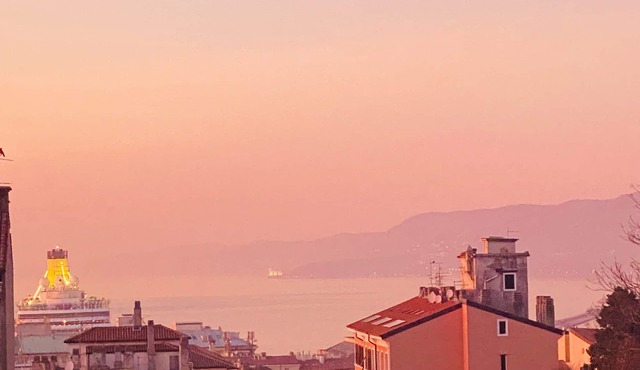 Nel Cuore di Trieste, Elegante Casa Vacanze a Pochi Passi dal Centro Storico
