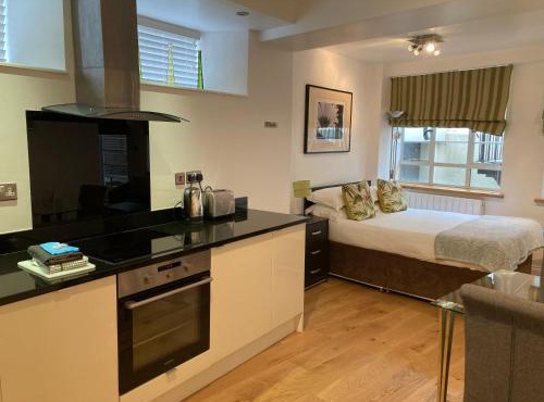 NELL GWYNN HOUSE - Large Studio Apartment with Patio, Sloane Square