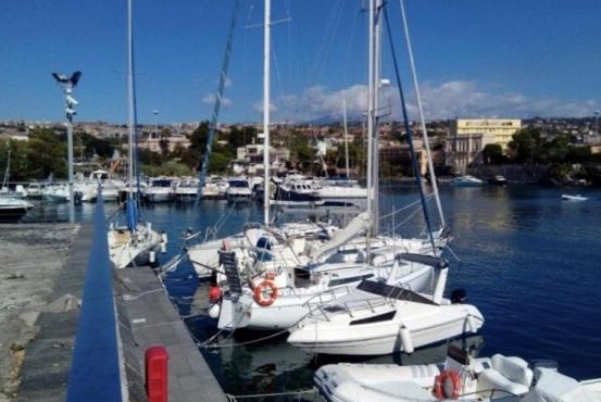 Nell’incantevole scenario del Golfo Di Ognina