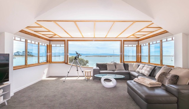 Nelson Waterfront Apartment, Stunning Harbour Views, Walk to Beach & Restaurants