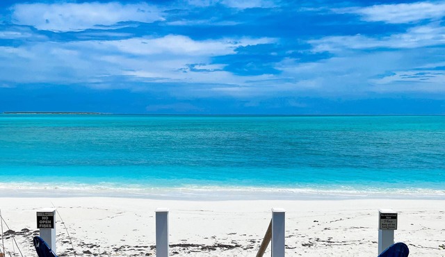 NEMO HOUSE-Luxury Beachfront on perfect Beach-Perfect for 4 couples/2 families