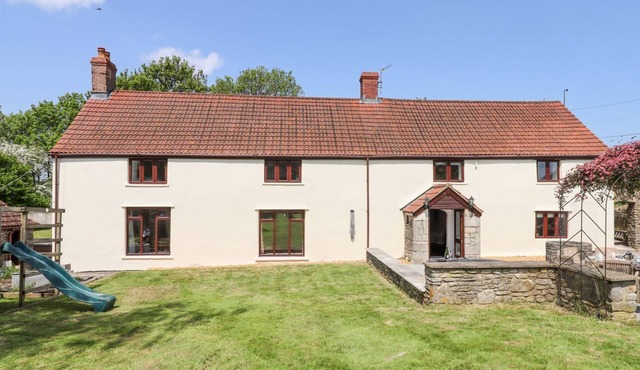 NEMPNETT FARMHOUSE, pet friendly, with hot tub in Blagdon