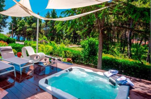 NeonChic Jacuzzi and Pool Villa