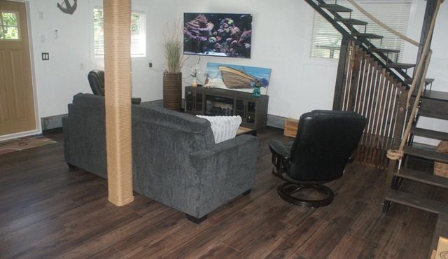 Nesting Ravens , Neat Cottage on private acreage,stay you will remember